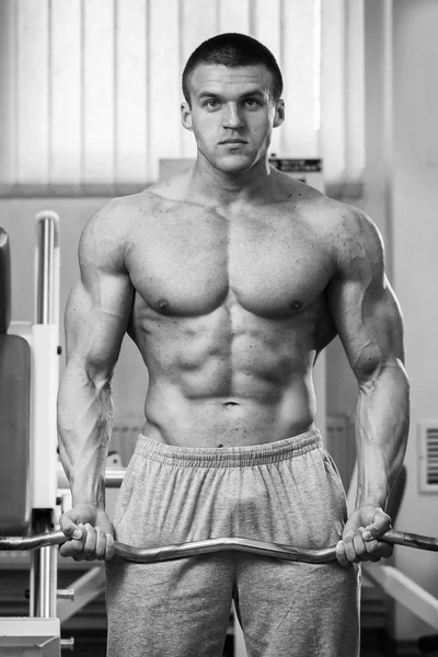 Entrenamiento de fuerza atleta profesional en el gimnasio — Foto de Stock