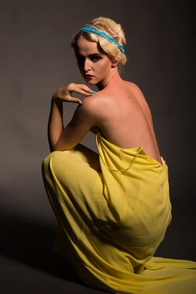Karanlık bir arka plan üzerinde vintage elbiseli güzel sarışın — Stok fotoğraf