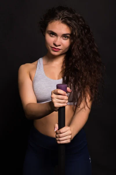 A bela menina de esportes em um fundo escuro — Fotografia de Stock