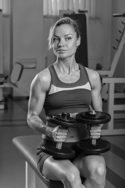 Menina bonita faz exercícios no ginásio — Fotografia de Stock