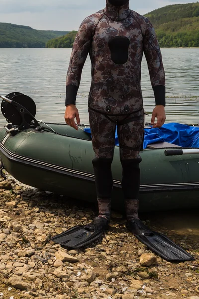 Nehri üzerinde ıslak elbiseli bir adam