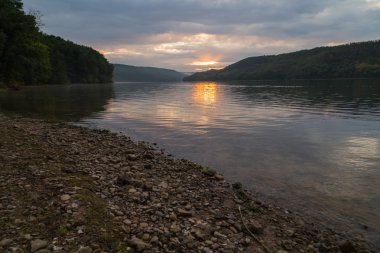 Sahilde güzel bir gün batımı