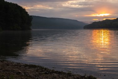 Sahilde güzel bir gün batımı