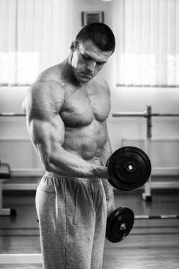 Gücü eğitim profesyonel sporcu spor salonunda