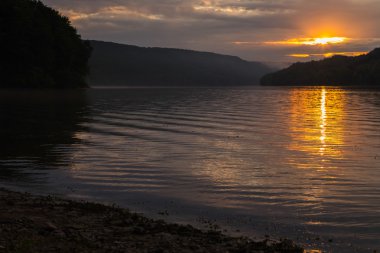 Sahilde güzel bir gün batımı