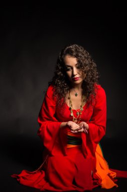 Karanlık bir arka plan üzerinde bir çingene şeklinde güzel esmer