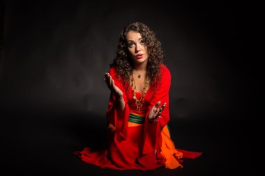 Karanlık bir arka plan üzerinde bir çingene şeklinde güzel esmer