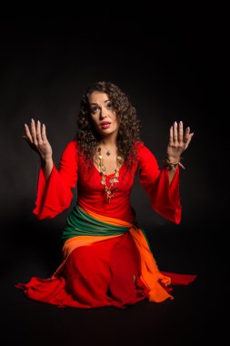 Karanlık bir arka plan üzerinde bir çingene şeklinde güzel esmer