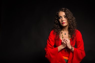 Karanlık bir arka plan üzerinde bir çingene şeklinde güzel esmer