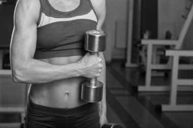 Güzel kız egzersizleri spor salonunda alır.