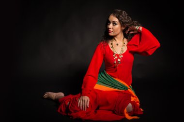 Karanlık bir arka plan üzerinde bir çingene şeklinde güzel esmer