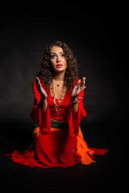 Karanlık bir arka plan üzerinde bir çingene şeklinde güzel esmer