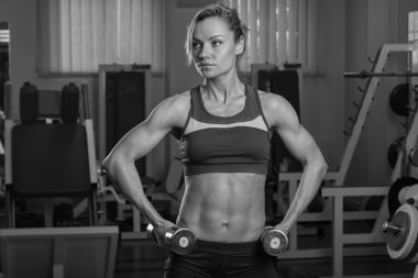 Güzel kız egzersizleri spor salonunda alır.