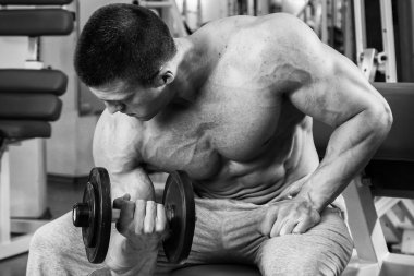 Gücü eğitim profesyonel sporcu spor salonunda