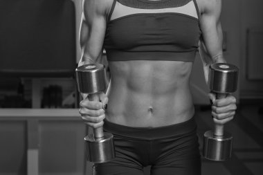 Güzel kız egzersizleri spor salonunda alır.