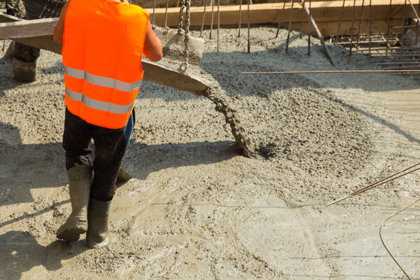 Рабочие, работающие в строительстве
