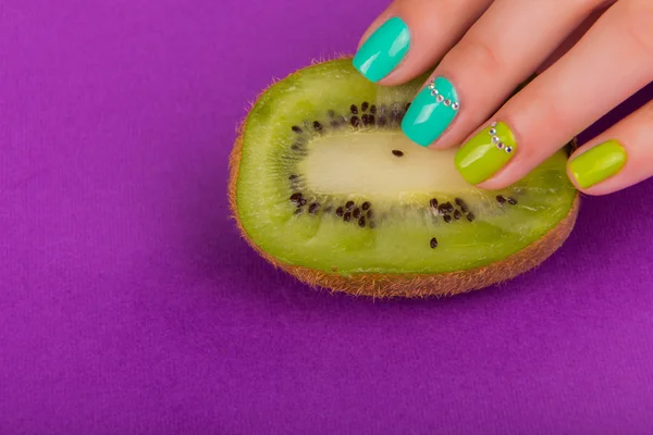 Mooie lichte manicure gecombineerd met fruit — Stockfoto