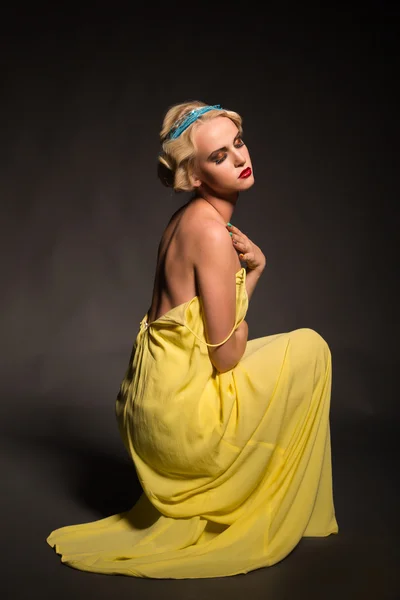 Piękna blondynka w sukienka vintage na ciemnym tle — Zdjęcie stockowe