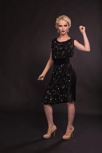 Linda loira em vestido vintage em um fundo escuro — Fotografia de Stock