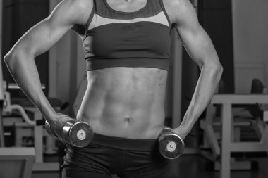 Güzel kız egzersizleri spor salonunda alır.