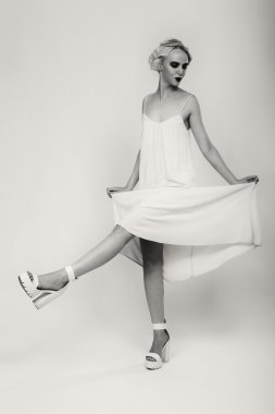 Karanlık bir arka plan üzerinde vintage elbiseli güzel sarışın