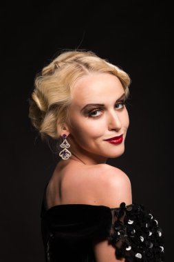 Karanlık bir arka plan üzerinde vintage elbiseli güzel sarışın