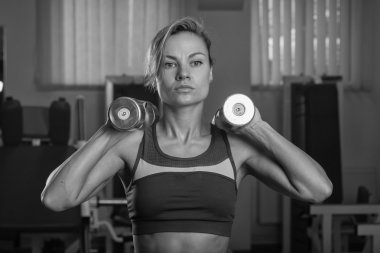 Güzel kız egzersizleri spor salonunda alır.