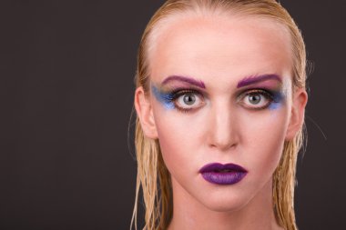 Karanlık bir arka plan sanat makyaj ile güzel model