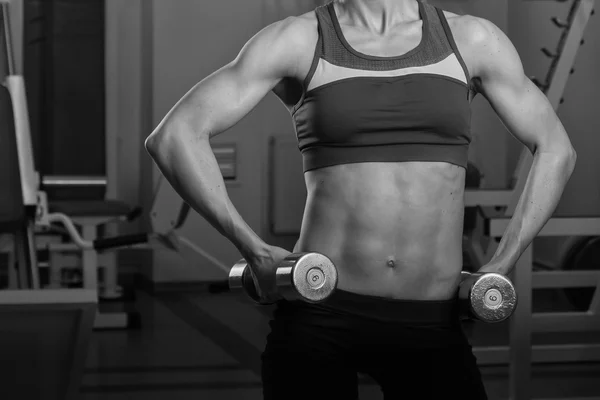 Bella ragazza prende esercizi in palestra — Foto Stock