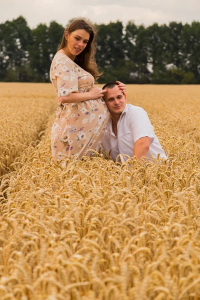 Jovem casal feliz esperando bebê — Fotografia de Stock