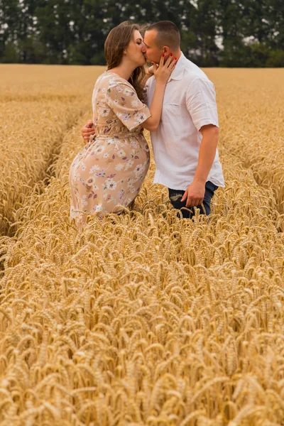 Jovem casal feliz esperando bebê — Fotografia de Stock