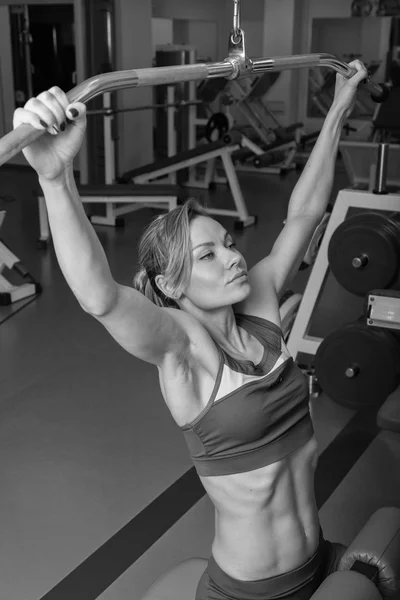 Menina bonita faz exercícios no ginásio — Fotografia de Stock