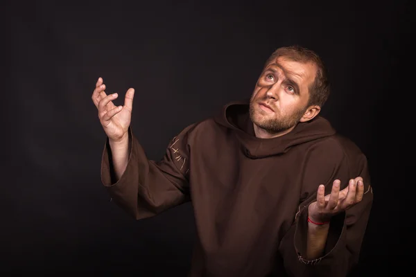 The actor in the guise of a beggar on a dark background — Stock Photo, Image