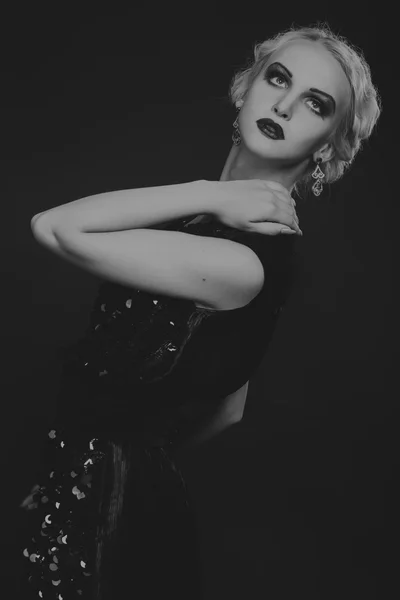Piękna blondynka w sukienka vintage na ciemnym tle — Zdjęcie stockowe