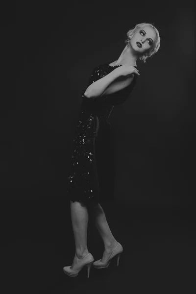 Gyönyörű szőke vintage ruha, a sötét háttér — Stock Fotó