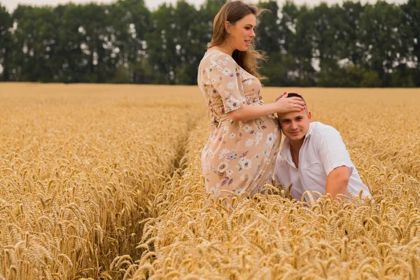 Jovem casal feliz esperando bebê — Fotografia de Stock