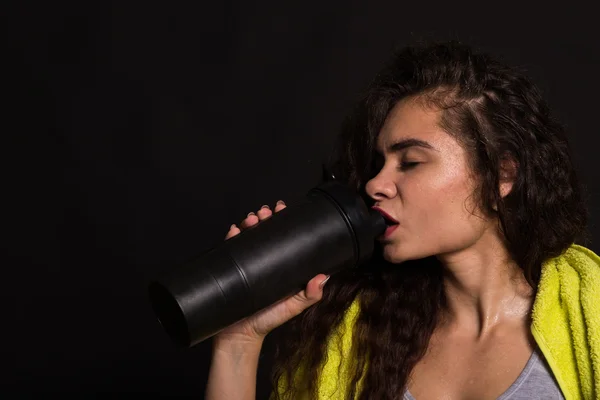 The beautiful sports girl on a dark background — Stock Photo, Image