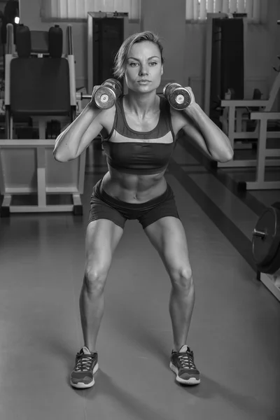 Menina bonita faz exercícios no ginásio — Fotografia de Stock