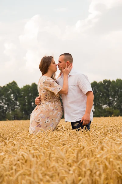 Giovane coppia felice in attesa di bambino — Foto Stock
