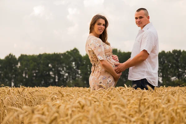 Unga lyckliga par väntar barn — Stockfoto