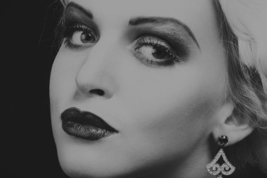 Karanlık bir arka plan üzerinde vintage elbiseli güzel sarışın