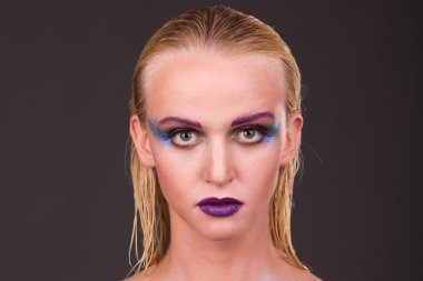 Karanlık bir arka plan sanat makyaj ile güzel model