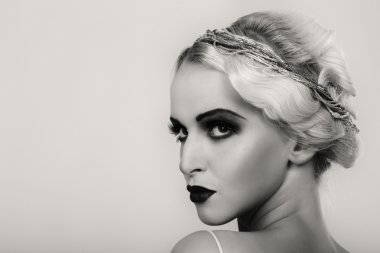 Karanlık bir arka plan üzerinde vintage elbiseli güzel sarışın