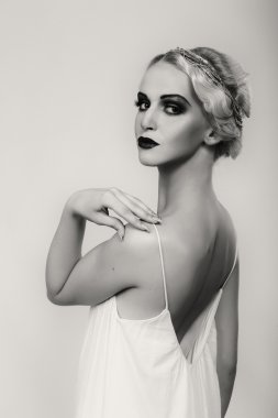 Karanlık bir arka plan üzerinde vintage elbiseli güzel sarışın