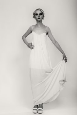 Karanlık bir arka plan üzerinde vintage elbiseli güzel sarışın