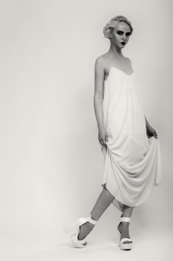 Karanlık bir arka plan üzerinde vintage elbiseli güzel sarışın