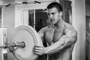 Gücü eğitim profesyonel sporcu spor salonunda