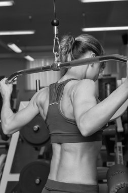 Güzel kız egzersizleri spor salonunda alır.