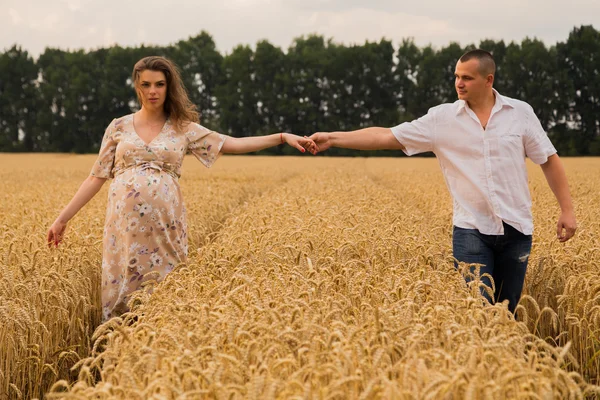 Young happy couple awaiting baby — Stock Photo, Image