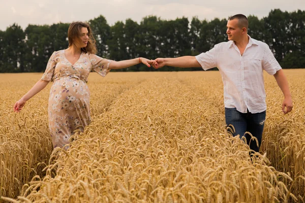 Young happy couple awaiting baby — Stock Photo, Image